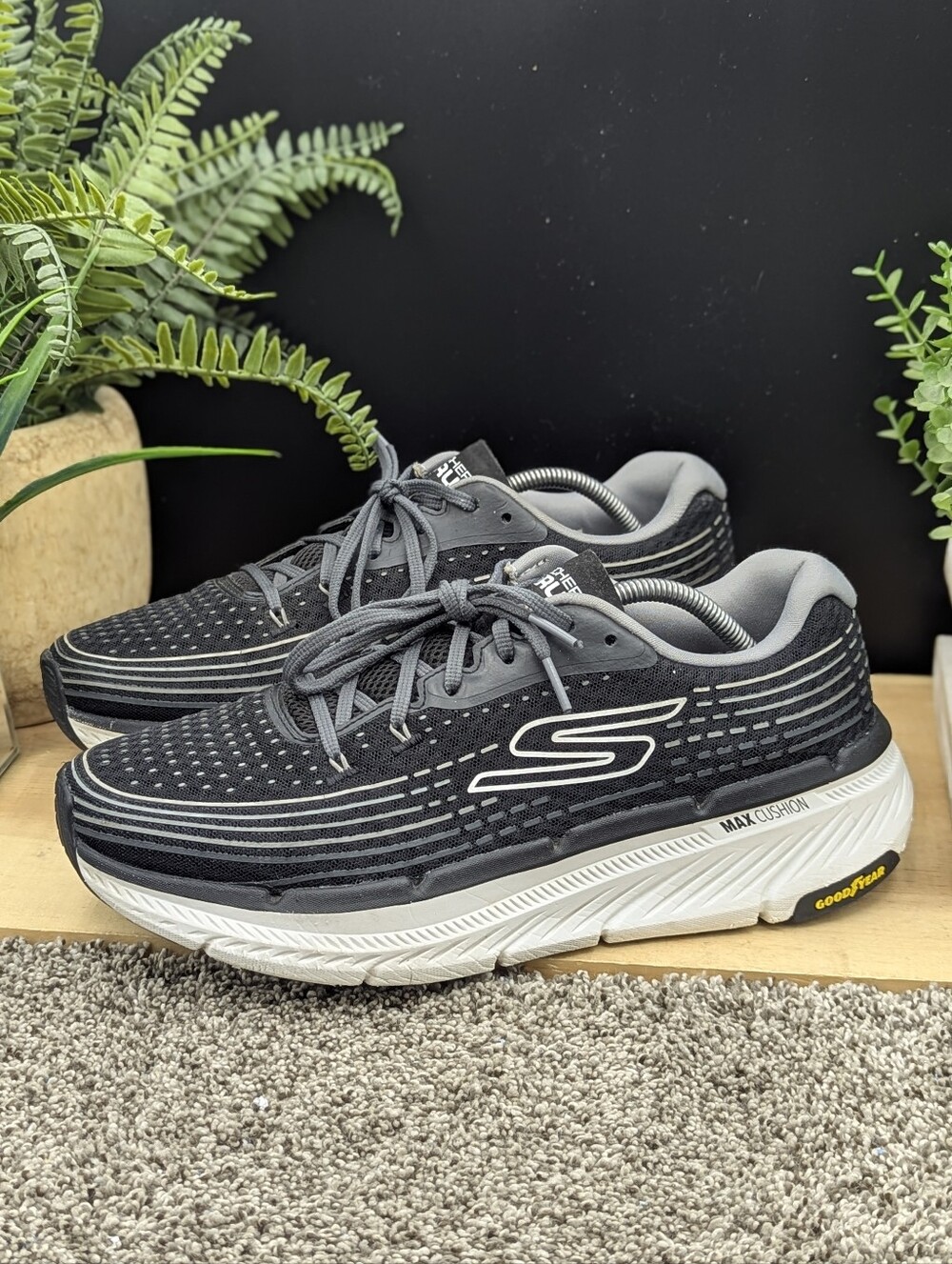 Skechers Max Cushioning Mens Size 11.5 Running Shoes Casual Comfort Walking